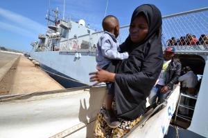 Augusta, in atto le operazioni di sbarco di migranti giunti a bordo della Sirio