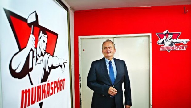 Dilemma irrisolvibile per la Sinistra europea: perché i comunisti ungheresi appoggiano Orban sull’immigrazione?