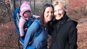 Alla "prima candidata donna alla Casa Bianca" non resta che passeggiare nel bosco. E forse rileggersi un po' di e-mail...
