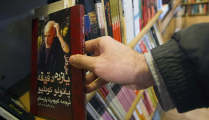 Paulo Coelho in lingua Farsi. Durante i tumulti della c.d. "Onda verde" (giu. 2009) vennero coinvolti anche ambienti vicini allo scrittore brasiliano...